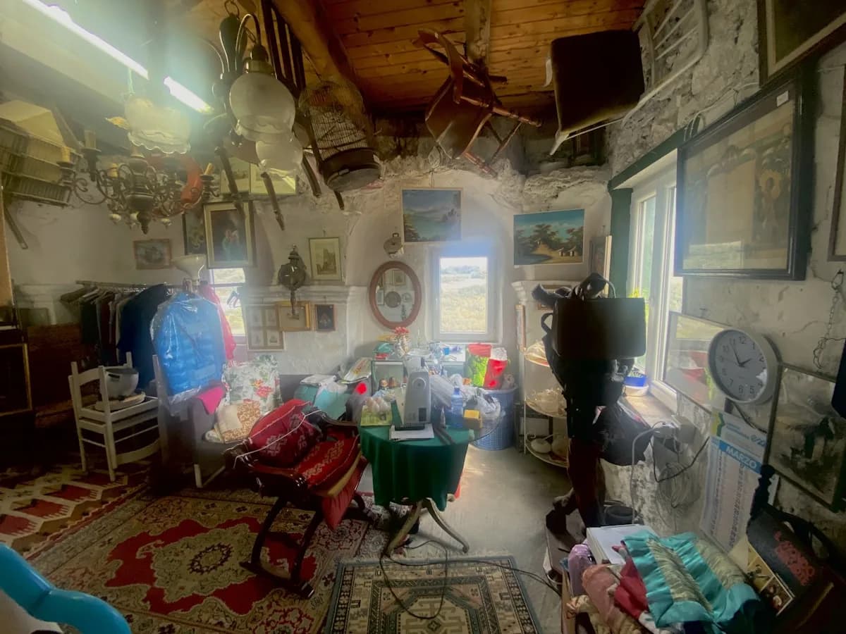 Symbolbild Messie-Wohnung Reinigung Hamburg — überfüllter Wohnraum, diskret in Etappen